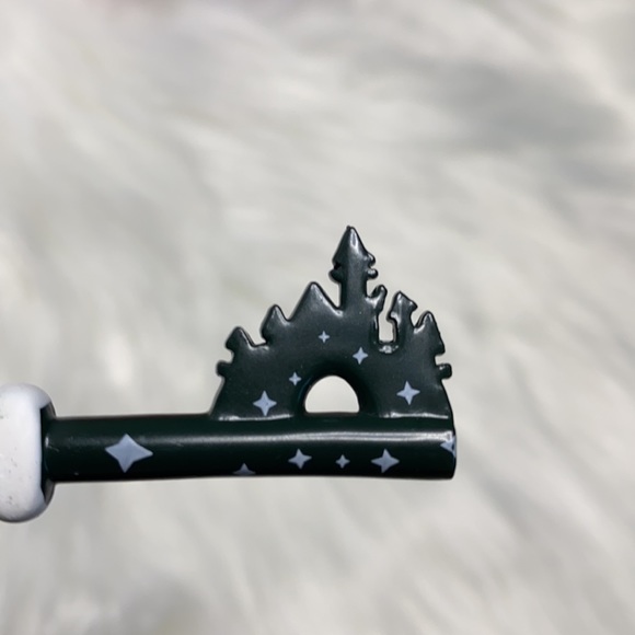 New Disney Store Opening Key Green Ivy Vine Evergreen Plastic Key Rare - Picture 3 of 7